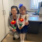 Dziewczynka i urzędniczka z kwiatami