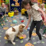 Dziewczynka podaje smaczek