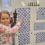 Dziewczynka-pokazuje-jak-porusza-sie-krol