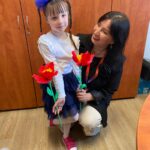 Dziewczynka przekazała kwiatka