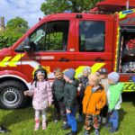 Dziewczynka przymierza kask strażacki