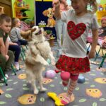 Dziewczynka robi slalom z pieskiem