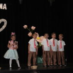 Dziewczynka śpiewa z chórkiem chłopców