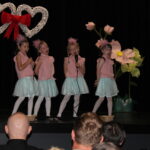 Dziewczynka śpiewa z chórkiem koleżanek