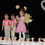 Dziewczynka z chłopcami recytuja wiersze