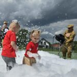 Dziewczynka-z-chlopcem-w-pianie