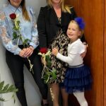 Dziewczynka z paniami z administracji