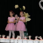 Dziewczynki na scenie recytują wiersz