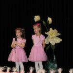 Dziewczynki recytują wiersze