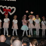 Dziewczynki śpiewają o mamie