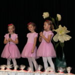 Dziewczynki śpiewają piosenkę