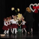 Dziewczynki tańczą w kółeczku