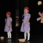 Dziewczynki z grupy Pszczółek prezentują swoje wiersze