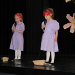 Dziewczynki z grupy Pszczółek prezentują wiersze