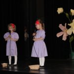 Dziewczynki z grupy Pszczółek recytują wiersze