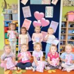 Dziewczynki z oddziału Żuczki z laurkami dotyczącymi programu edukacyjnego dla mam