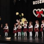 Dziewczynki recytuja wiersz dla taty