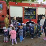 Grupa żuczki ogląda wóz strażacki