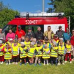 zdjęcie grupowe dzieci i strażaków