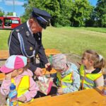 strażak rozdaje cukierki