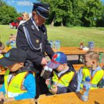 strażak rozdaje cukierki