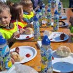 dzieci jedzą kiełbaski