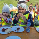 dzieci jedzą kiełbaski