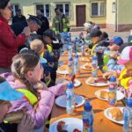 dzieci jedzą kiełbaski