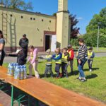 dzieci bawią się ze strażakami