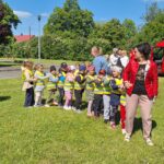 dzieci bawią się ze strażakami