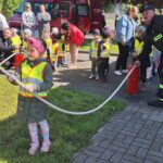 dzieci poznają zawód strażaka