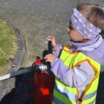 dzieci poznają zawód strażaka