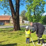 dzieci poznają zawód strażaka