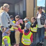 dzieci poznają zawód strażaka