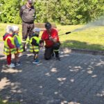 dzieci poznają zawód strażaka