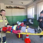 dzieci poznają zawód strażaka