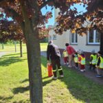 dzieci poznają zawód strażaka