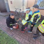 dzieci poznają zawód strażaka