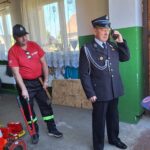 dzieci poznają zawód strażaka