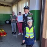 dzieci poznają zawód strażaka