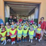 dzieci poznają zawód strażaka