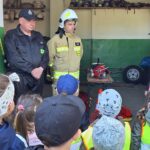 dzieci poznają zawód strażaka