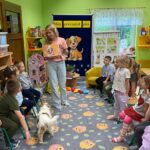 Instruktorka dogoterapii pokazuje obrazek psajpg