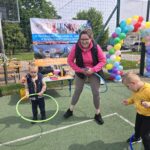 Mama-z-chlopcami-kreci-hula-hop