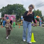 Mama-z-coreczka-bierze-udzial-w-wyscigu