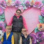 Mama-z-synkami-pozuje-do-zdjecia