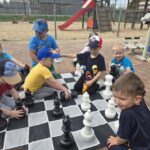 Mlodsze-dzieci-bawia-sie-figurami-szachowymi