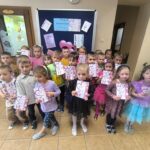 Motylki zdjęcie grupowe przy tablicy z informacjami o akcji