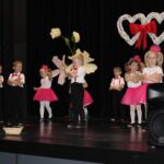 Mróweczki podczas tańca dla rodziców