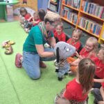 Mysia wita się z dziećmi